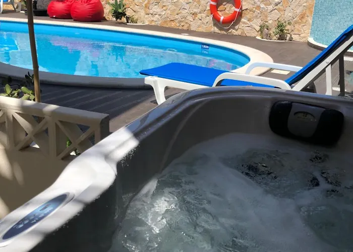 Luisa Anabela Piscine Et Jacuzzi *